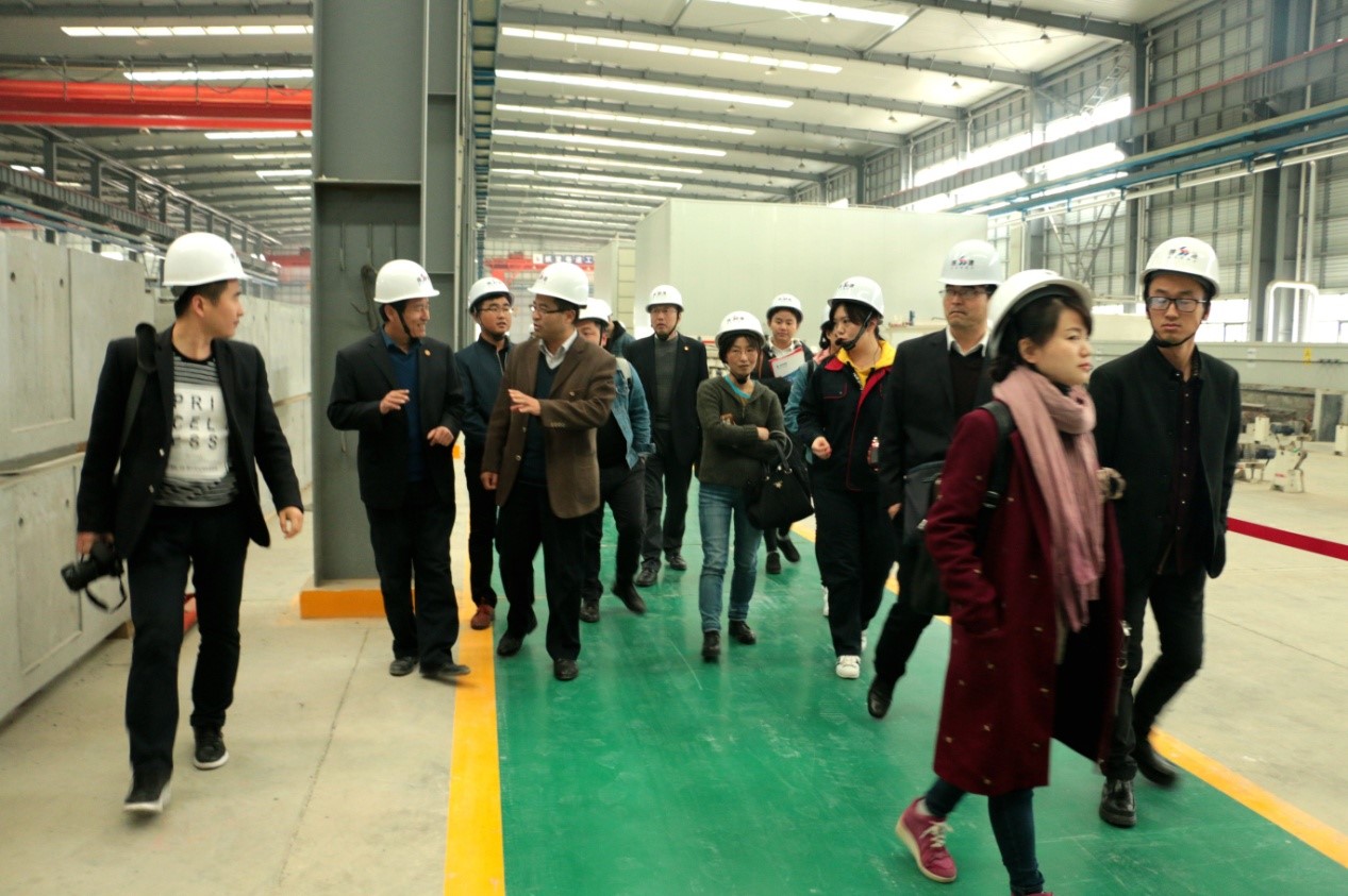 “追趕超越，國企在行動”采訪團走進 陜建投資集團建筑產(chǎn)業(yè)基地